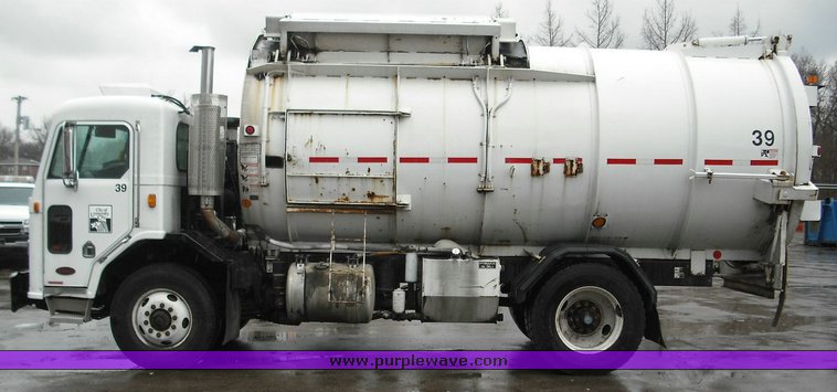 image for item 3264 2002 Peterbilt Model 320 refuse truck