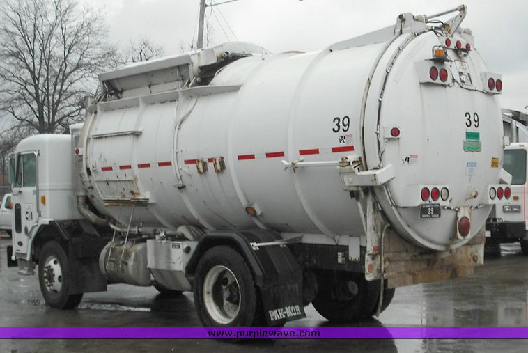 image for item 3264 2002 Peterbilt Model 320 refuse truck