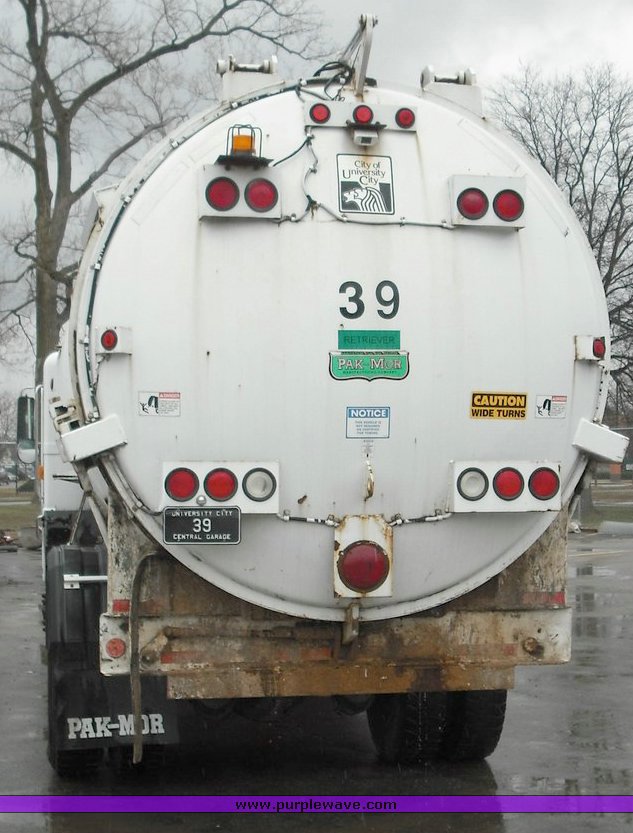 image for item 3264 2002 Peterbilt Model 320 refuse truck