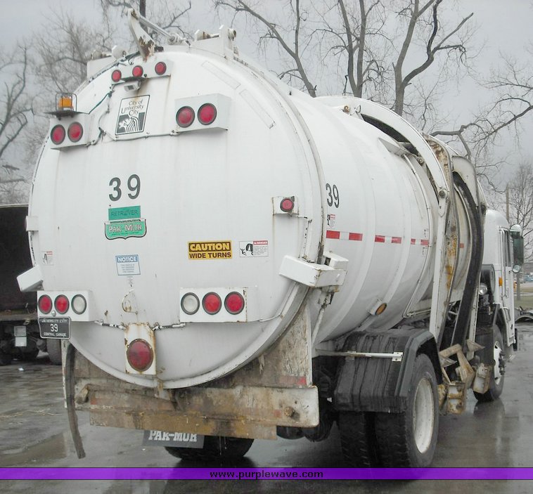 image for item 3264 2002 Peterbilt Model 320 refuse truck