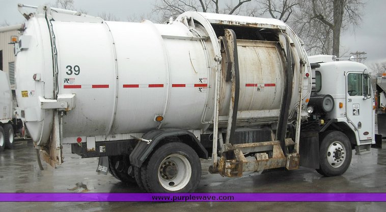 image for item 3264 2002 Peterbilt Model 320 refuse truck