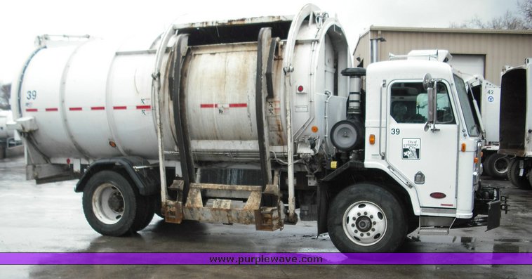 image for item 3264 2002 Peterbilt Model 320 refuse truck