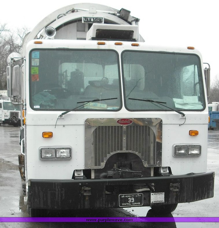 image for item 3264 2002 Peterbilt Model 320 refuse truck