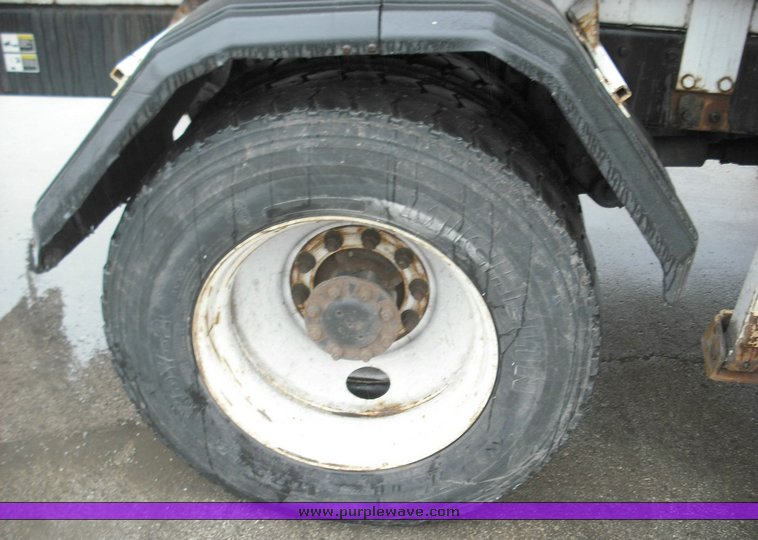 image for item 3264 2002 Peterbilt Model 320 refuse truck