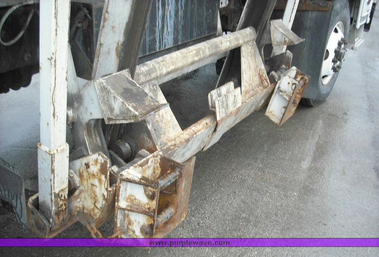 image for item 3264 2002 Peterbilt Model 320 refuse truck