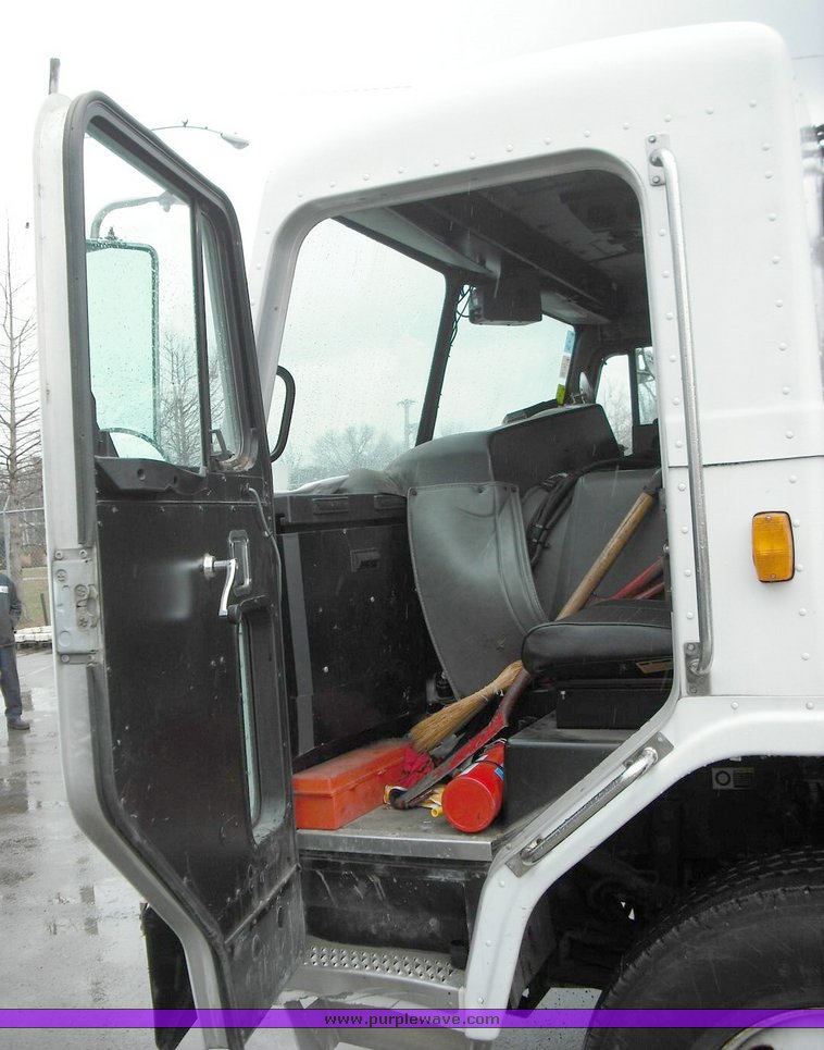 image for item 3264 2002 Peterbilt Model 320 refuse truck