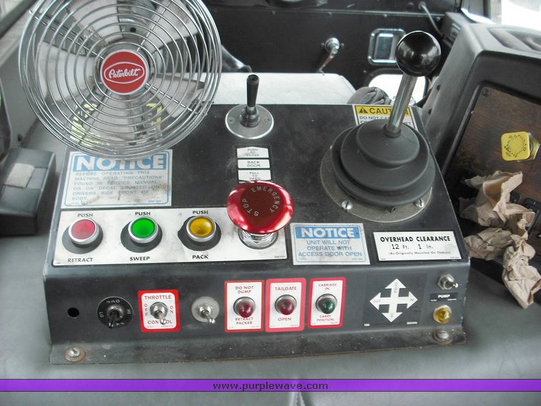 image for item 3264 2002 Peterbilt Model 320 refuse truck