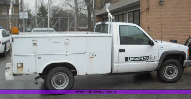 image for item 3267 1999 Chevrolet 3500 pickup with utility bed