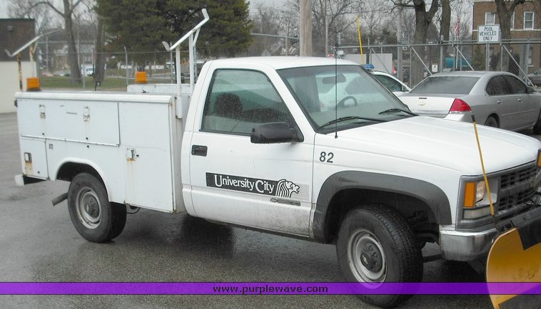 image for item 3267 1999 Chevrolet 3500 pickup with utility bed