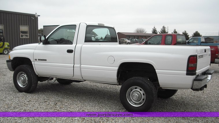 image for item 3268 2002 Dodge RAM 2500 pickup