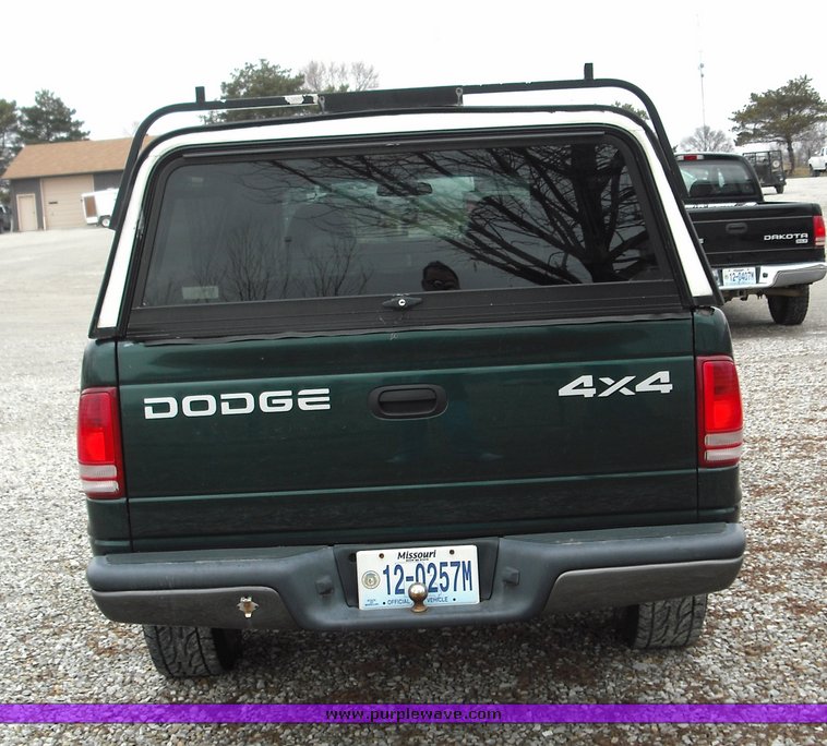 image for item 3273 2002 Dodge Dakota pickup