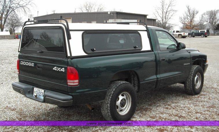 image for item 3273 2002 Dodge Dakota pickup