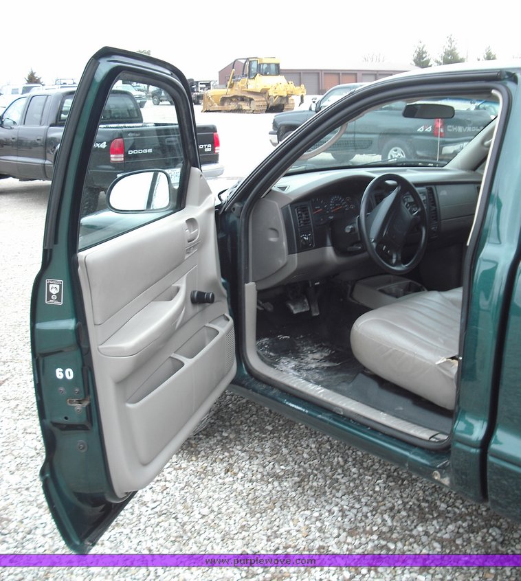 image for item 3273 2002 Dodge Dakota pickup