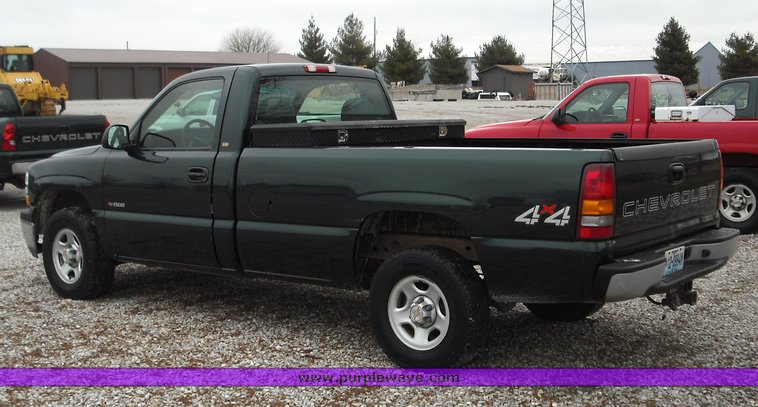 image for item 3275 2002 Chevrolet K1500 Silverado pickup