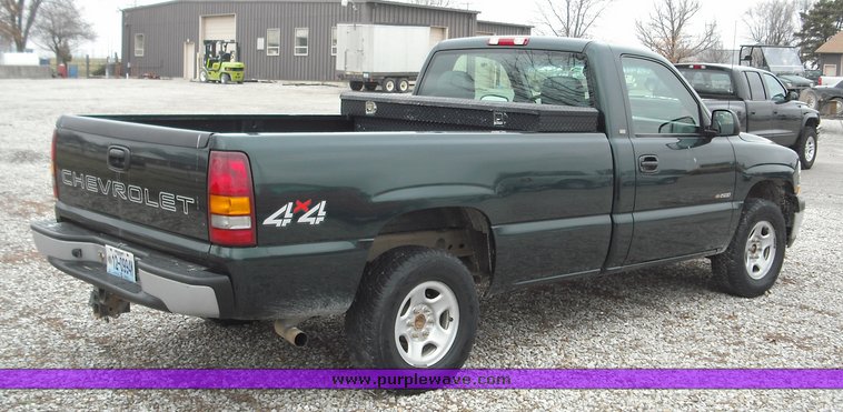 image for item 3275 2002 Chevrolet K1500 Silverado pickup