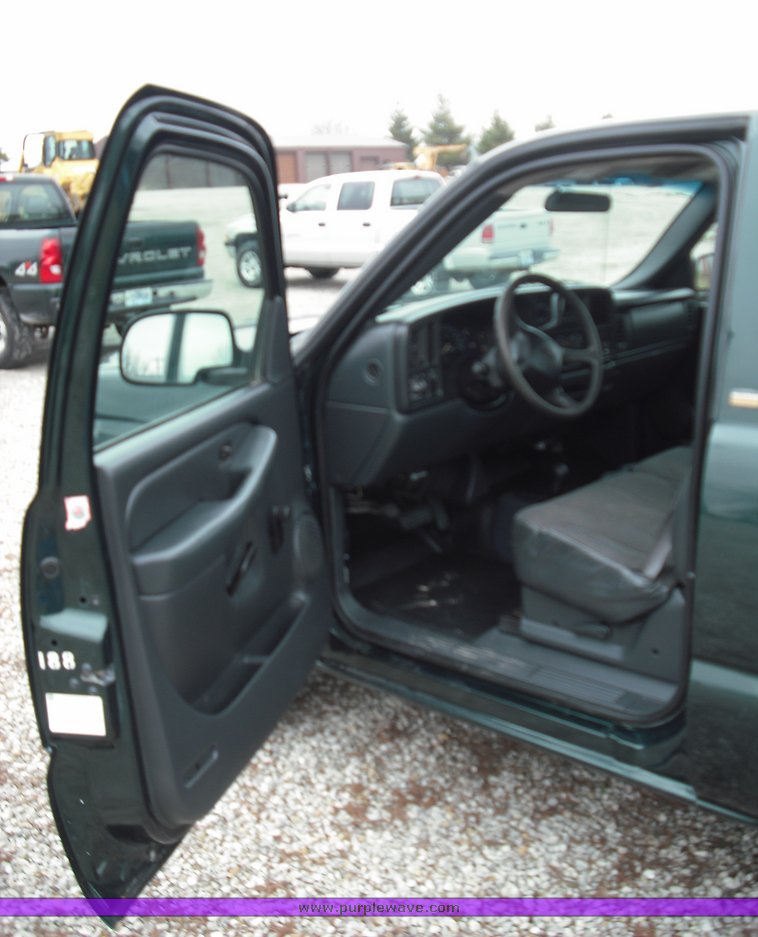 image for item 3275 2002 Chevrolet K1500 Silverado pickup