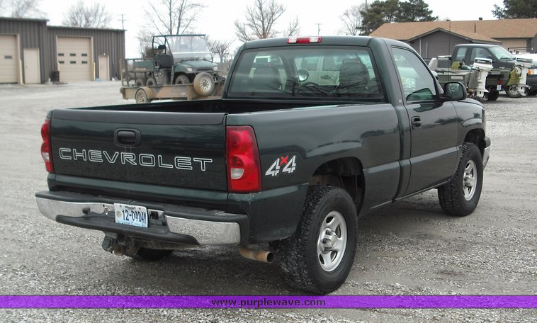 image for item 3276 2003 Chevrolet K1500 Silverado pickup