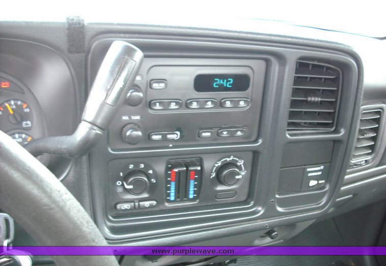 image for item 3276 2003 Chevrolet K1500 Silverado pickup