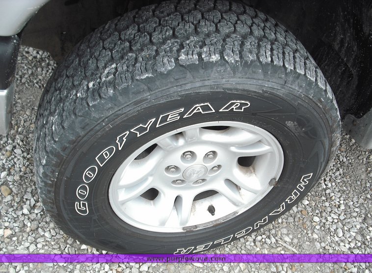 image for item 3278 2001 Dodge Dakota four door extended cab pickup