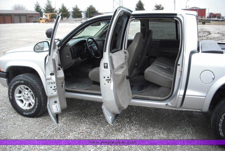 image for item 3278 2001 Dodge Dakota four door extended cab pickup