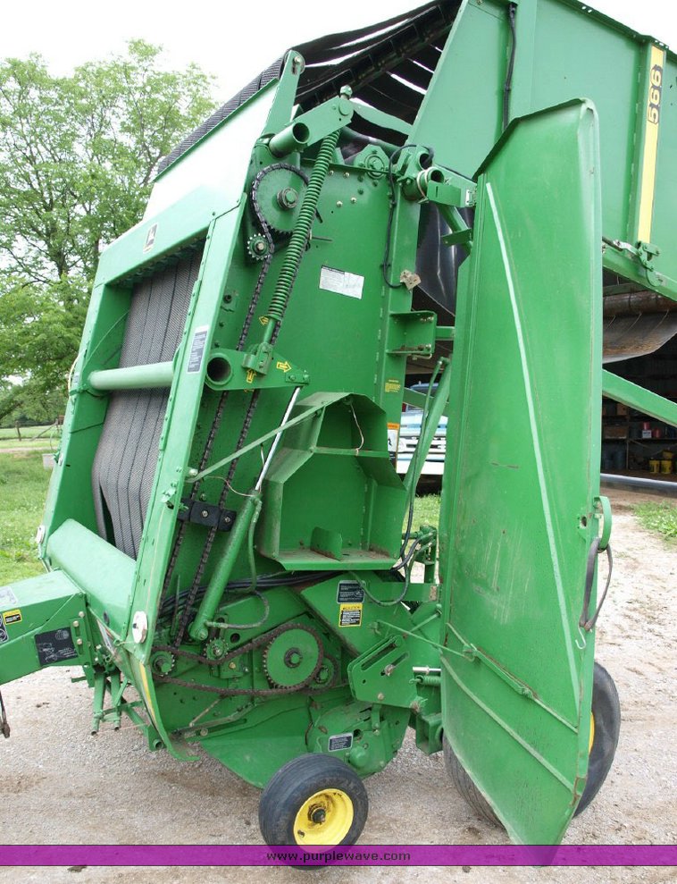 image for item 1700 1998 John Deere 566 round baler