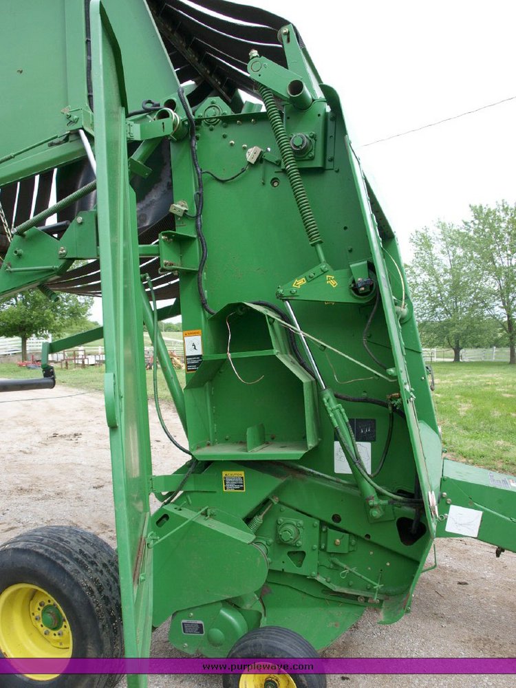 image for item 1700 1998 John Deere 566 round baler