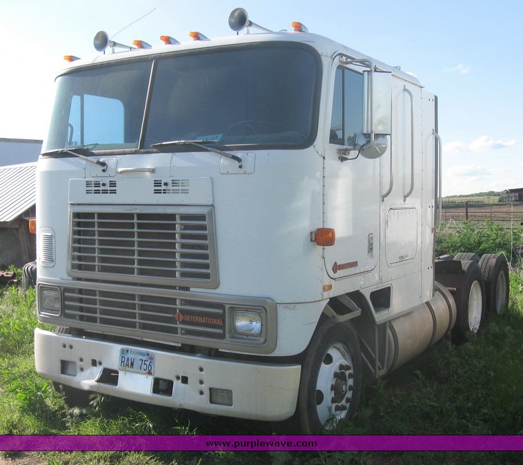 1989 International cabover semi truck in Minneapolis, KS Item 2053