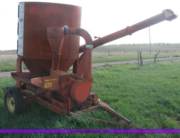 Farmhand Feedmaster 820 upright feed mixer with grinder in Riley, KS