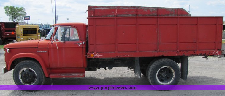 image for item 3094 1964 Dodge 600 grain truck