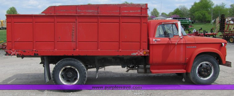 image for item 3094 1964 Dodge 600 grain truck