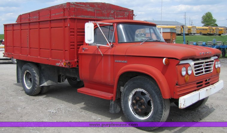 image for item 3094 1964 Dodge 600 grain truck