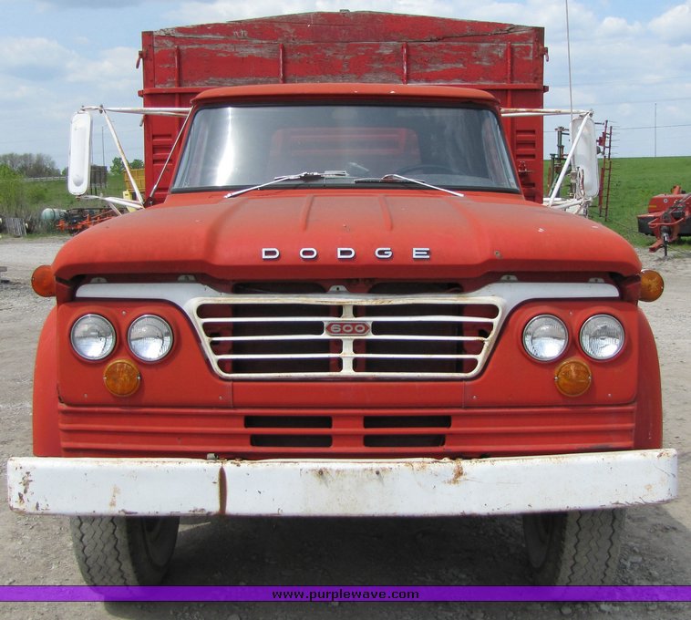image for item 3094 1964 Dodge 600 grain truck