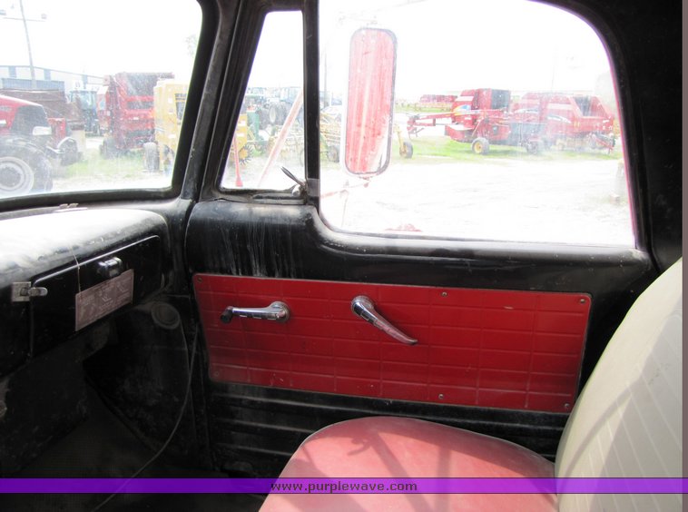 image for item 3094 1964 Dodge 600 grain truck