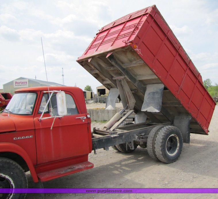image for item 3094 1964 Dodge 600 grain truck