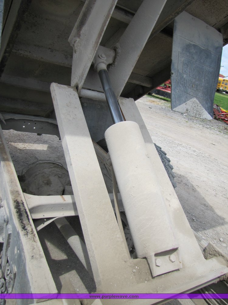 image for item 3094 1964 Dodge 600 grain truck