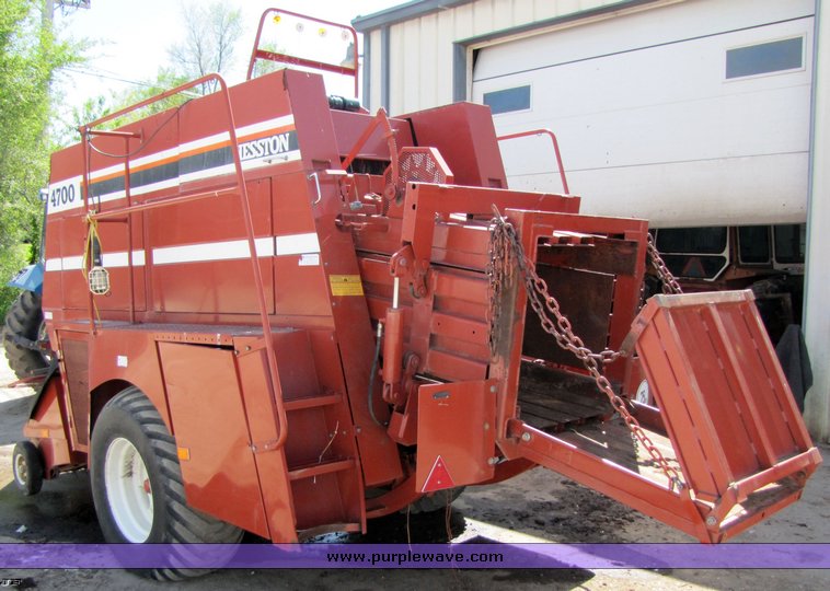 image for item 3242 Hesston 4700 large square baler