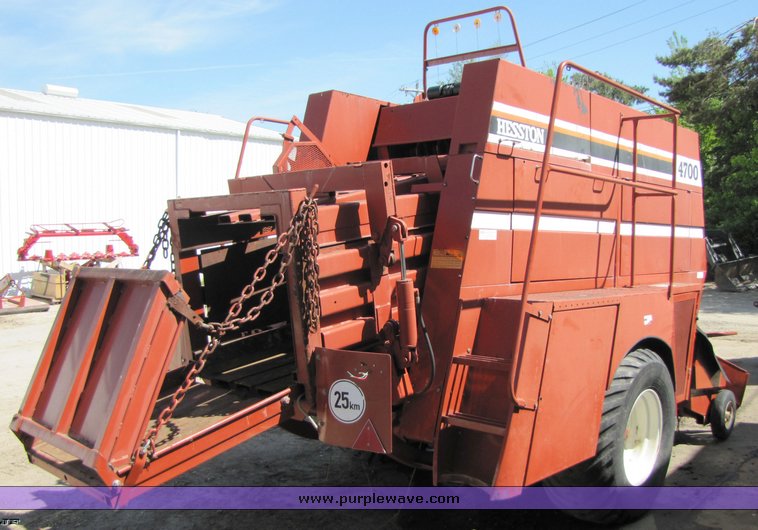 image for item 3242 Hesston 4700 large square baler