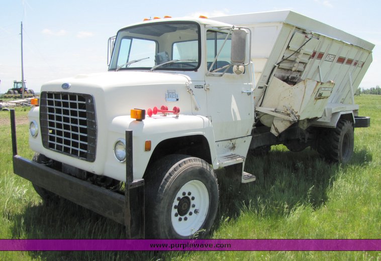 image for item 3272 1985 Ford Conventional LN8000 feed truck