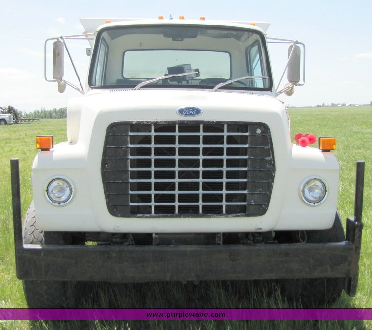 image for item 3272 1985 Ford Conventional LN8000 feed truck