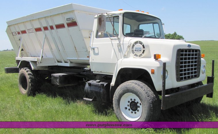 image for item 3272 1985 Ford Conventional LN8000 feed truck