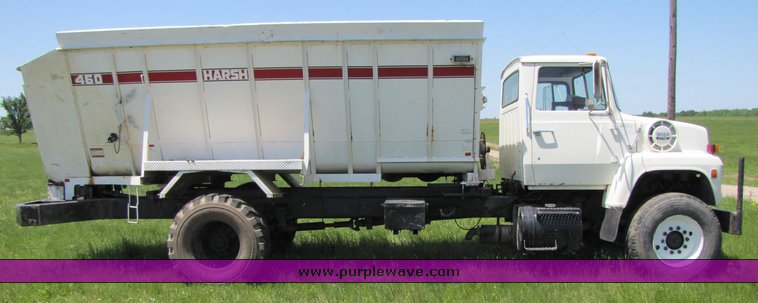 image for item 3272 1985 Ford Conventional LN8000 feed truck