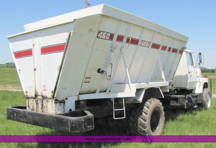image for item 3272 1985 Ford Conventional LN8000 feed truck