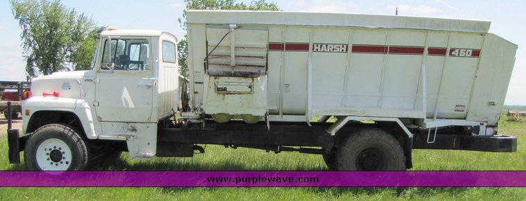 image for item 3272 1985 Ford Conventional LN8000 feed truck