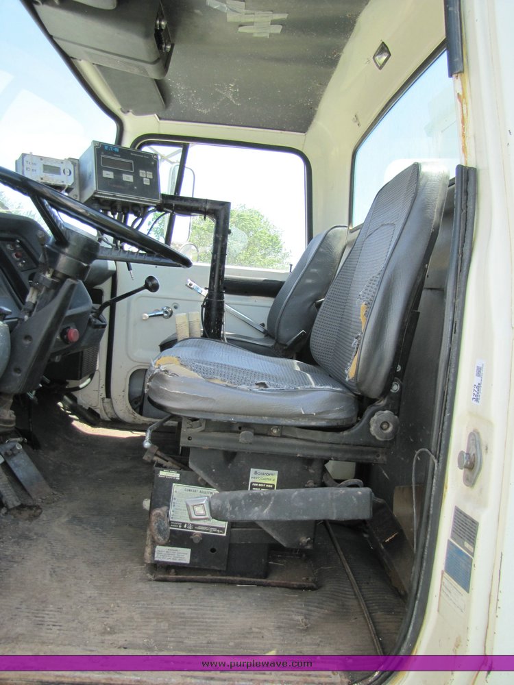 image for item 3272 1985 Ford Conventional LN8000 feed truck