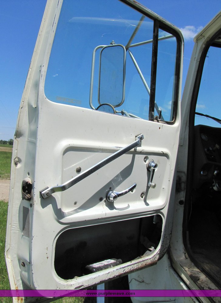 image for item 3272 1985 Ford Conventional LN8000 feed truck