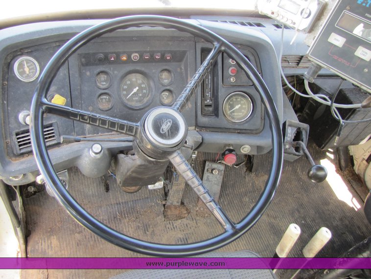 image for item 3272 1985 Ford Conventional LN8000 feed truck