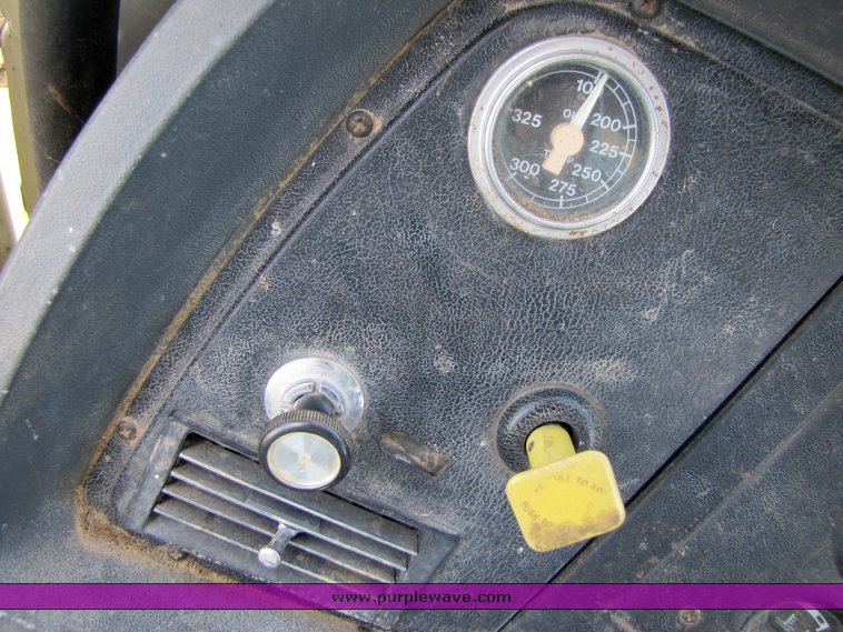 image for item 3272 1985 Ford Conventional LN8000 feed truck