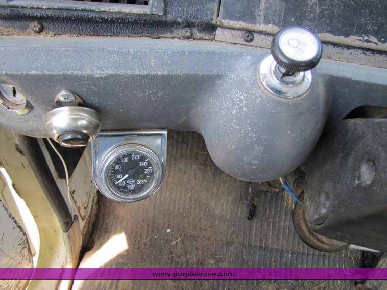 image for item 3272 1985 Ford Conventional LN8000 feed truck