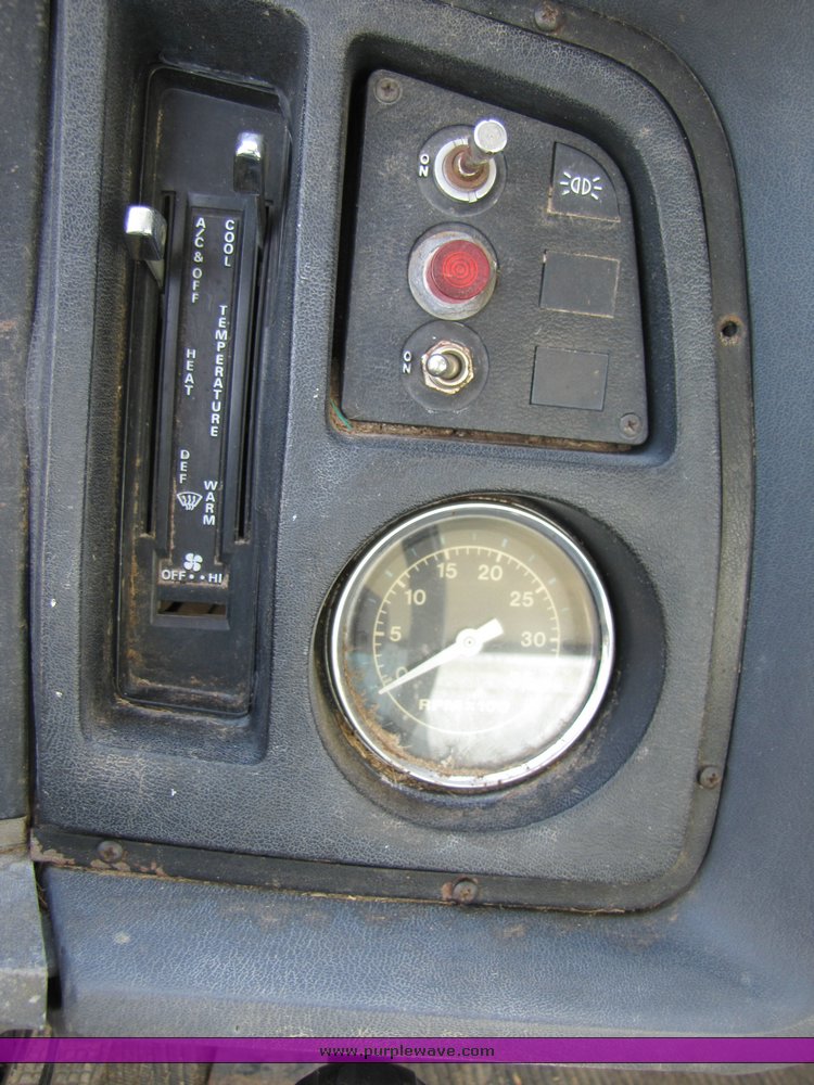 image for item 3272 1985 Ford Conventional LN8000 feed truck