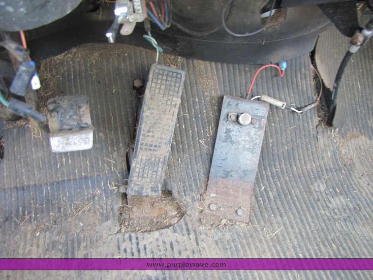 image for item 3272 1985 Ford Conventional LN8000 feed truck